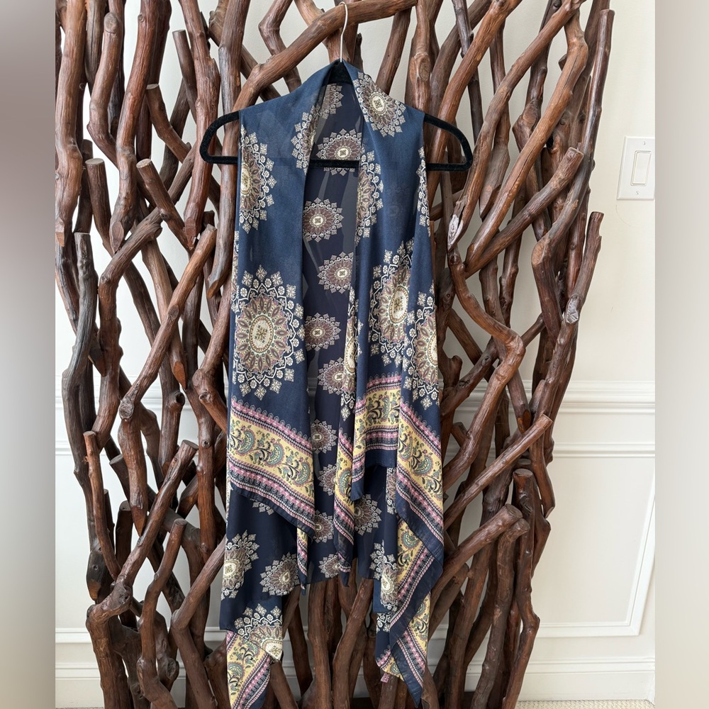 EUC.perfect little accent -third piece to styling an outfit sheer printed duster
